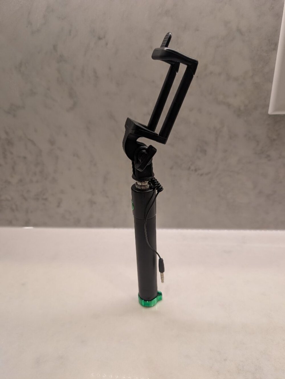 Balu BSS134028 Selfie Stick Wired for iPhone and Android